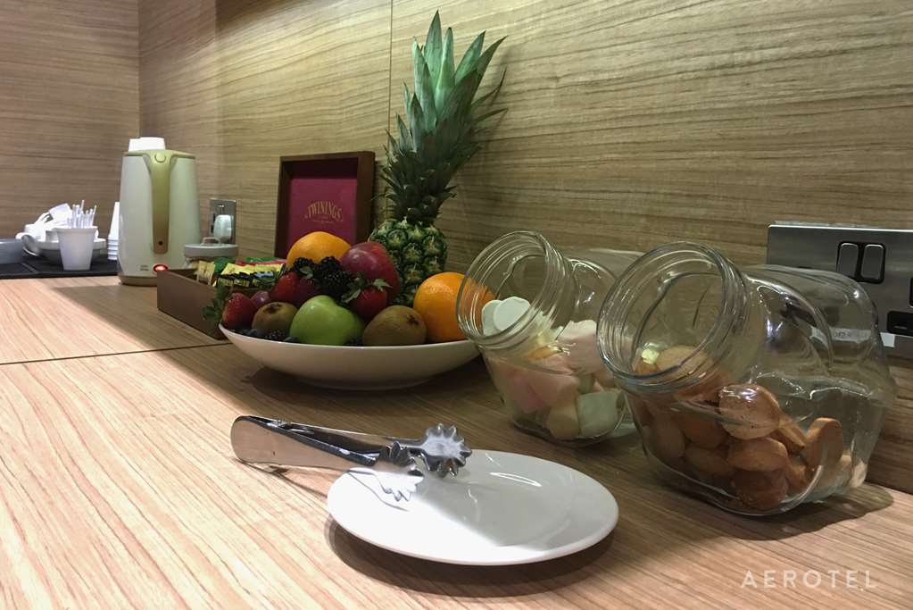 Abu Dhabi Airport Hotel T1 International Departures Ресторант снимка
